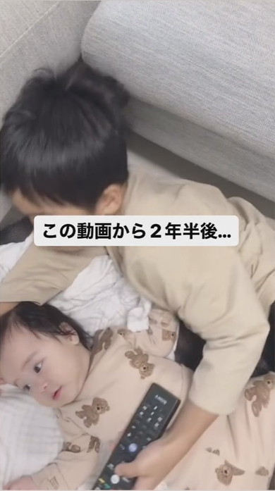 くっついてテレビを見る兄と0歳妹