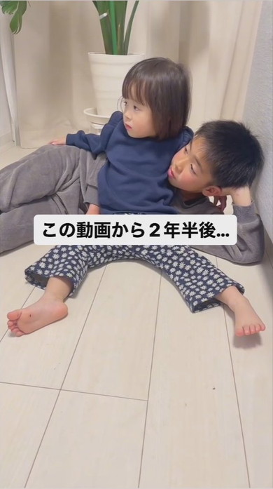 くっついてテレビを見る兄と0歳妹