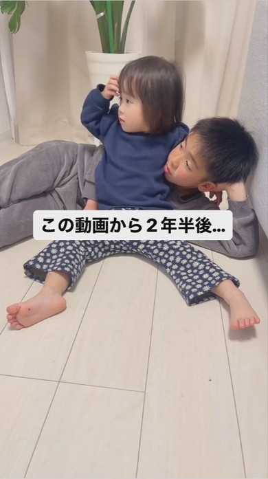 くっついてテレビを見る兄と0歳妹
