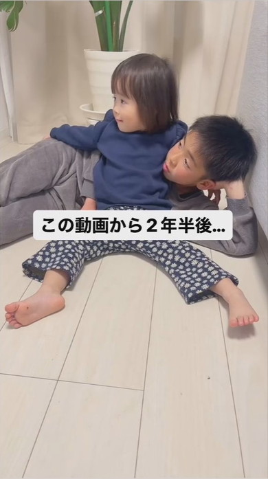 くっついてテレビを見る兄と0歳妹