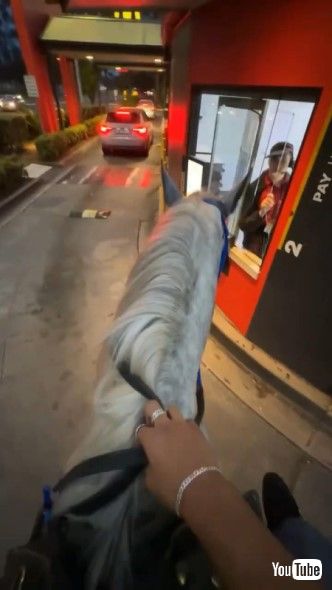 乗馬しながらドライブスルー