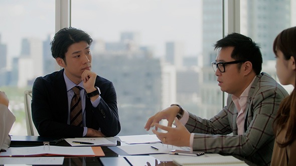 ビジネスシーンでの黄皓さんの写真