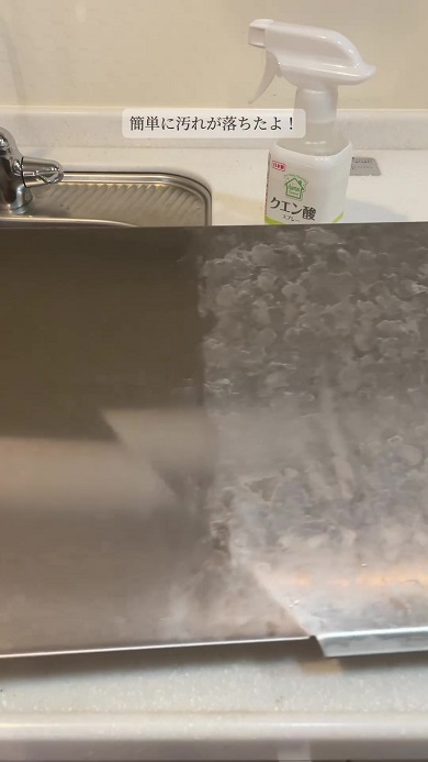 掃除前の水切りかごのトレー右側と掃除後の左側