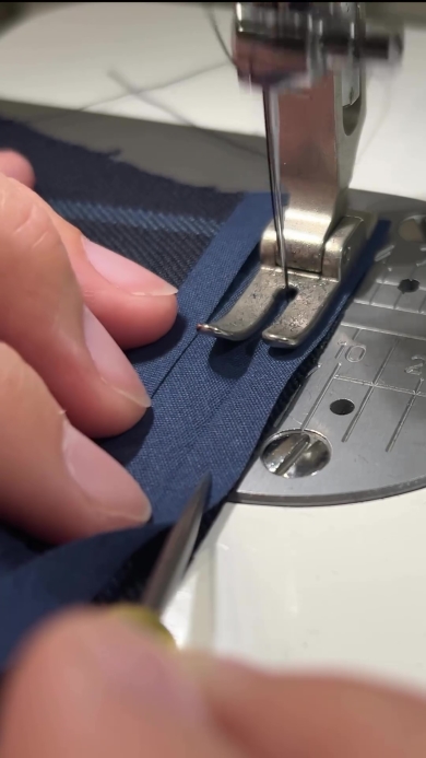 ミシンで縫う画像