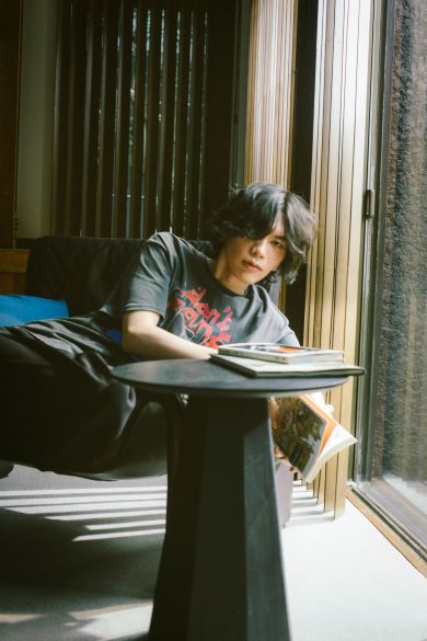 新アーティスト写真2本を読む米津さん