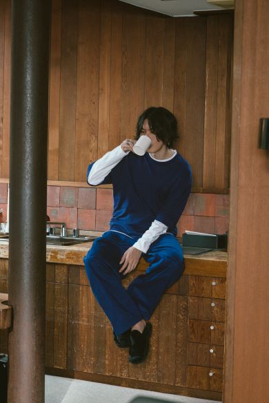 新アーティスト写真3コーヒーを飲む米津さん