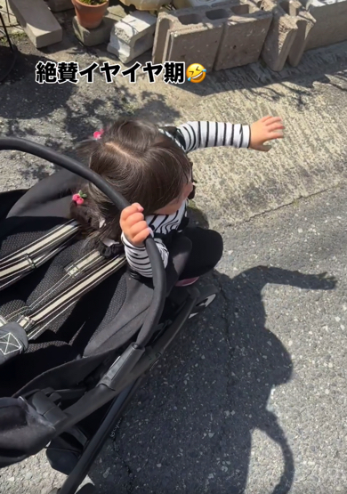 手慣れた様子でべビーカーをすり抜ける女の子