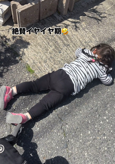 地面と一体化する女の子