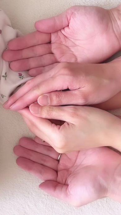 手を重ねた4人家族による「おててマトリョーシカ」