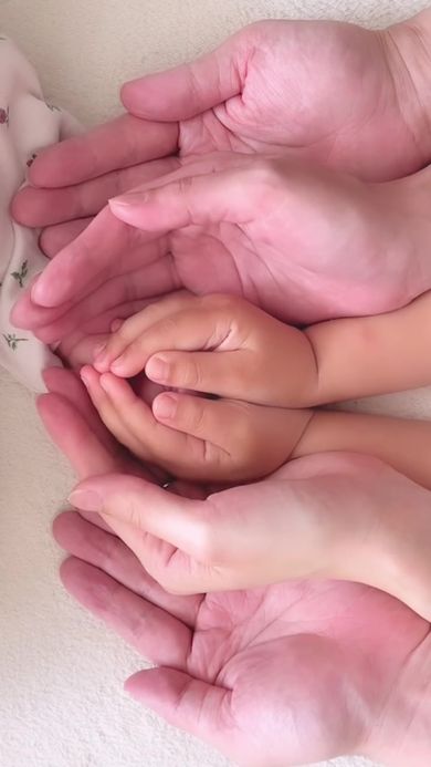 手を重ねた4人家族による「おててマトリョーシカ」