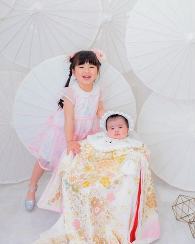 お宮参りで撮影した4歳のお姉ちゃんと第2子である赤ちゃんの姉妹ショット