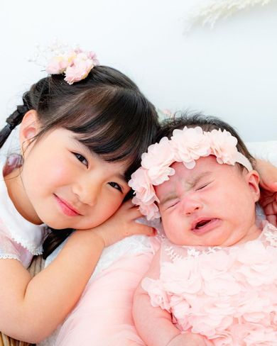 お宮参りで撮影した4歳のお姉ちゃんと第2子である赤ちゃんの姉妹ショット