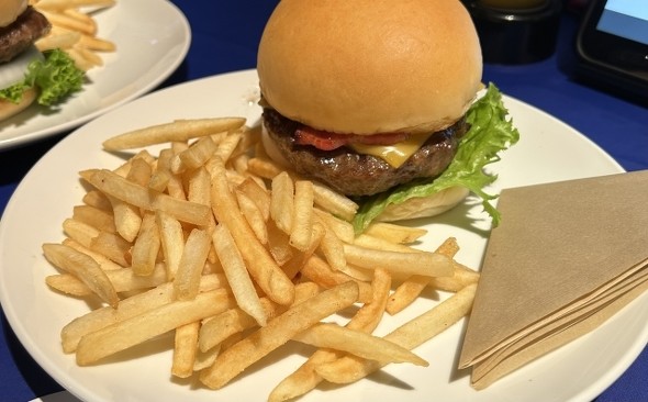 ハンバーガーとフライドポテト バーガーキング「フライドポテト挟んだバーガー」 セットで