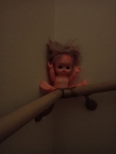 手すりに座る人形アップ