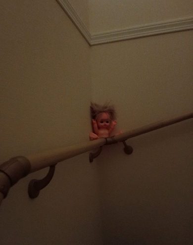 手すりに座る人形