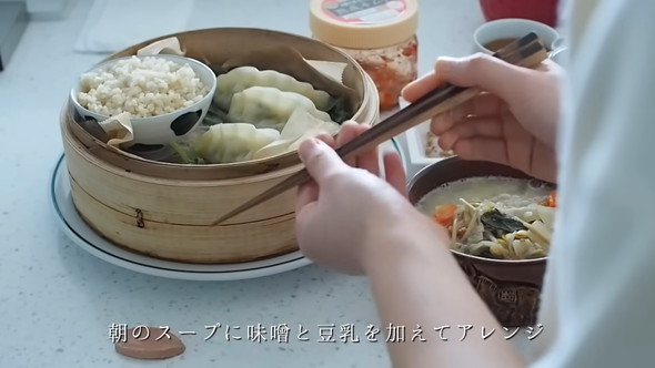 せいろを使ったごはんと冷凍ギョーザ