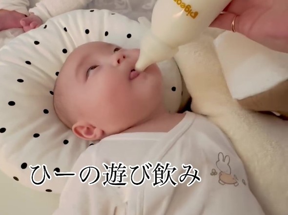 遊び飲みをする赤ちゃん