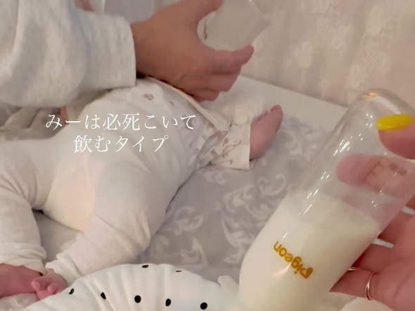 真剣に飲む赤ちゃん