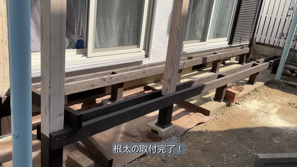 築40年中古戸建ての庭にウッドデッキを制作する様子