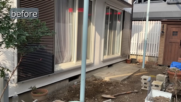 築40年中古戸建ての庭にウッドデッキを制作する様子