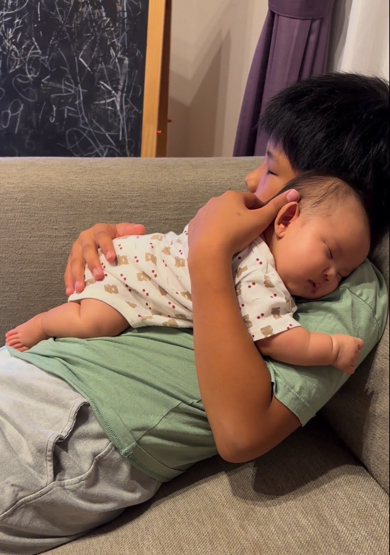 安心してすやすや眠る次女