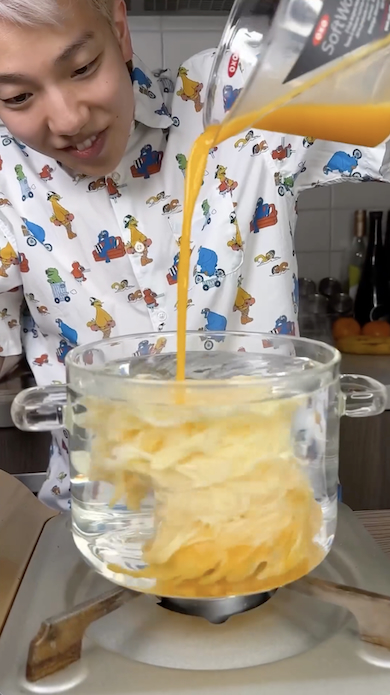 固まっていく卵