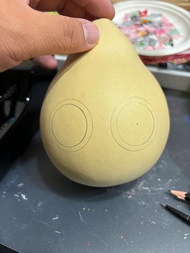 「おかあさんといっしょ」の人形劇「ファンターネ！」に登場するやころを再現するためひょうたんをくり抜く