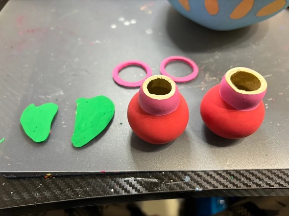 「おかあさんといっしょ」の人形劇「ファンターネ！」に登場するやころを再現するためくりぬいたひょうたんを着彩