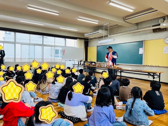 神奈川県大井町の小学校でひょうたん先生として授業をするあらぽんさん