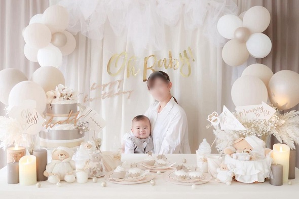 ハーフバースデーでママと一緒に記念撮影してもらう赤ちゃん