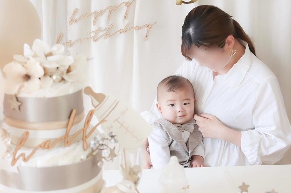 ハーフバースデーでママと一緒に記念撮影してもらう赤ちゃん