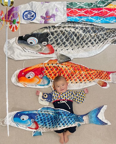 子どもの日に撮影された鯉のぼりと赤ちゃんの写真