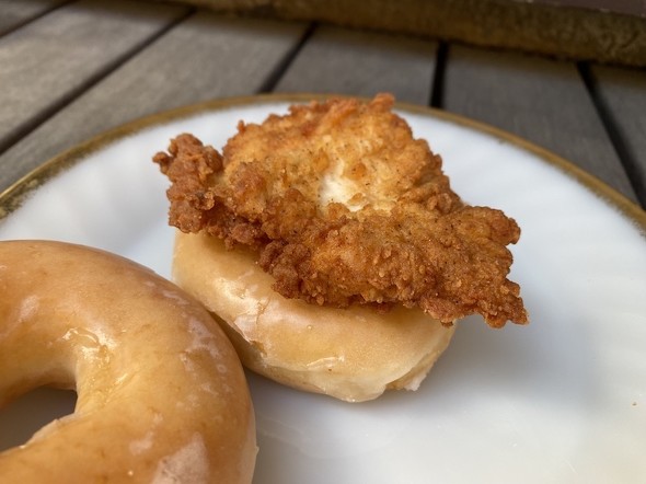 チキンがドーナツの上に乗ってます