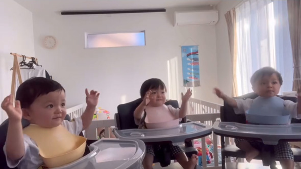 三つ子がシンクロバンザイ