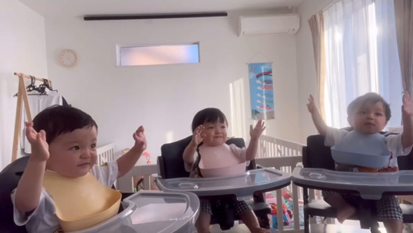 三つ子がシンクロバンザイ