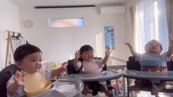 三つ子がシンクロバンザイ
