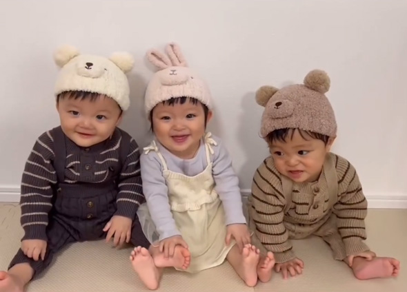 三つ子がシンクロバンザイ