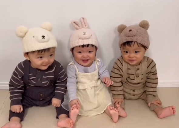 三つ子がシンクロバンザイ