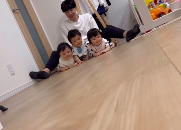 三つ子がシンクロバンザイ