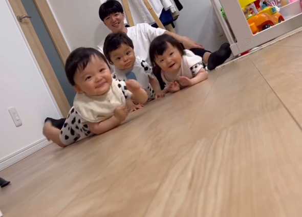 三つ子がシンクロバンザイ