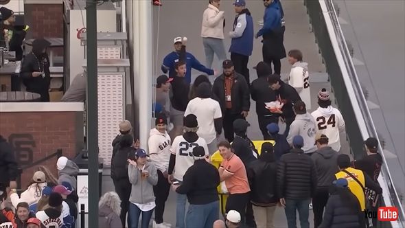 大谷翔平のホームランボール争いを繰り広げる観客たち