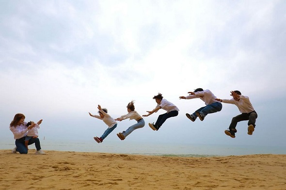 次女の攻撃でみんなが吹き飛ばされたように見えるコミカルな家族ショット