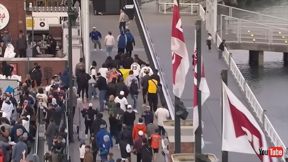 大谷翔平のホームランボール争いを繰り広げる観客たち