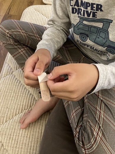 剥離紙を剥がすところもばんそうこう風なマスキングテープ