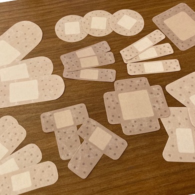 円形や長方形などさまざまなタイプがあるばんそうこう風のマスキングテープ