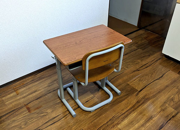 部屋に学校の机が置かれているところ