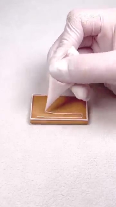 クッキーにアイシングクリームを塗る画像