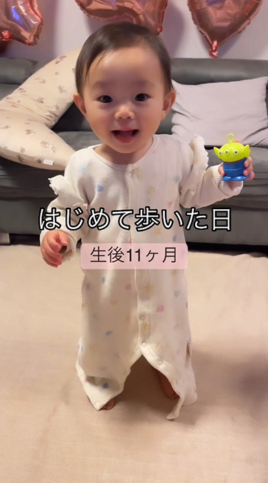 立ってこちらを見る赤ちゃん