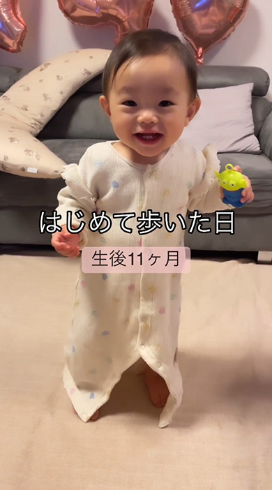 笑顔で立つ赤ちゃん