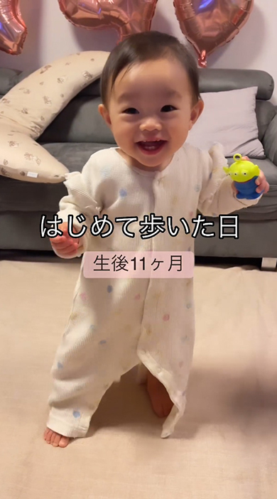 1歩目の左足を踏み出した赤ちゃん
